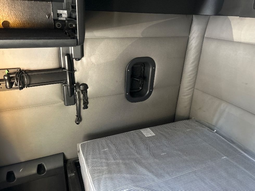 Sleeper Tractor-Heavy Duty Tractors-Freightliner-2020-T12664ST-Chattanooga-TN-465,498\n\t\tmiles-$ 65,250 - Image 19