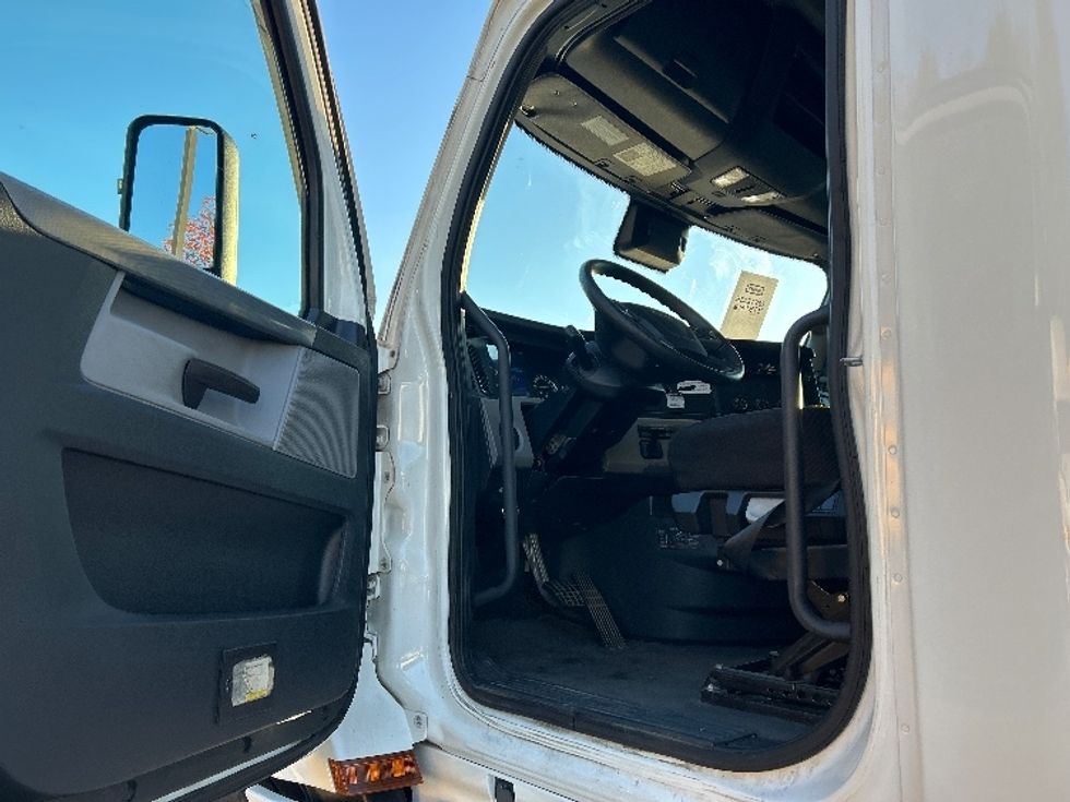 Sleeper Tractor-Heavy Duty Tractors-Freightliner-2020-T12664ST-Chattanooga-TN-465,498\n\t\tmiles-$ 65,250 - Image 9