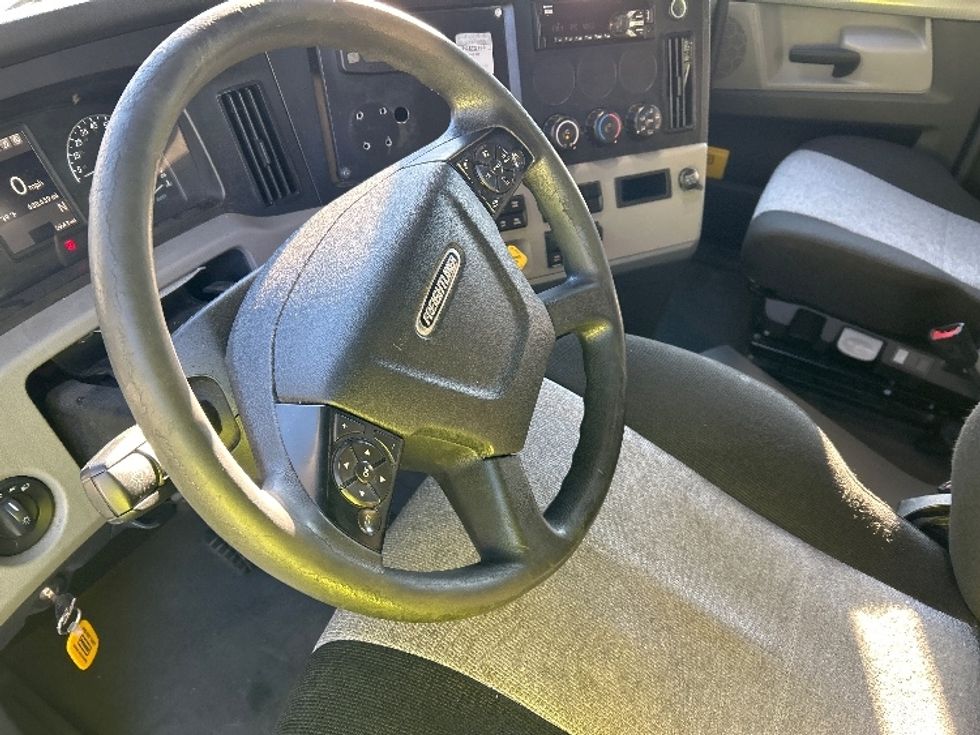 Sleeper Tractor-Heavy Duty Tractors-Freightliner-2020-T12664ST-Chattanooga-TN-480,659\n\t\tmiles-$ 64,500 - Image 10