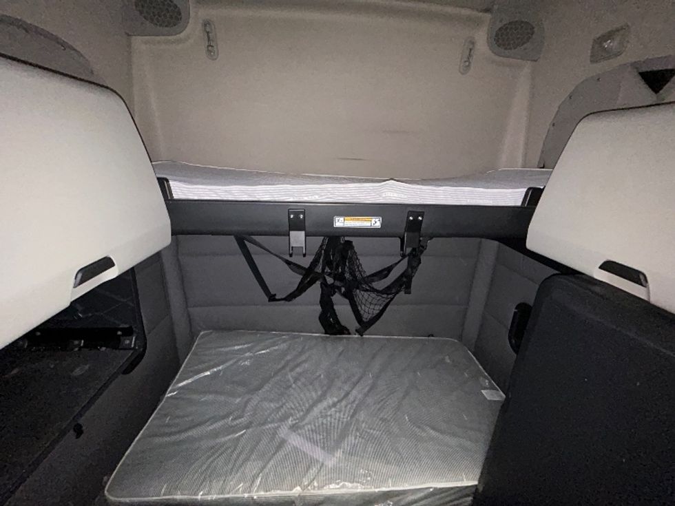 Sleeper Tractor-Heavy Duty Tractors-Freightliner-2020-T12664ST-Chattanooga-TN-480,659\n\t\tmiles-$ 64,500 - Image 17