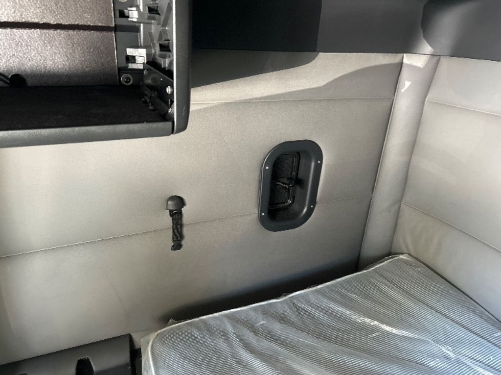 Sleeper Tractor-Heavy Duty Tractors-Freightliner-2020-T12664ST-Chattanooga-TN-480,659\n\t\tmiles-$ 64,500 - Image 19