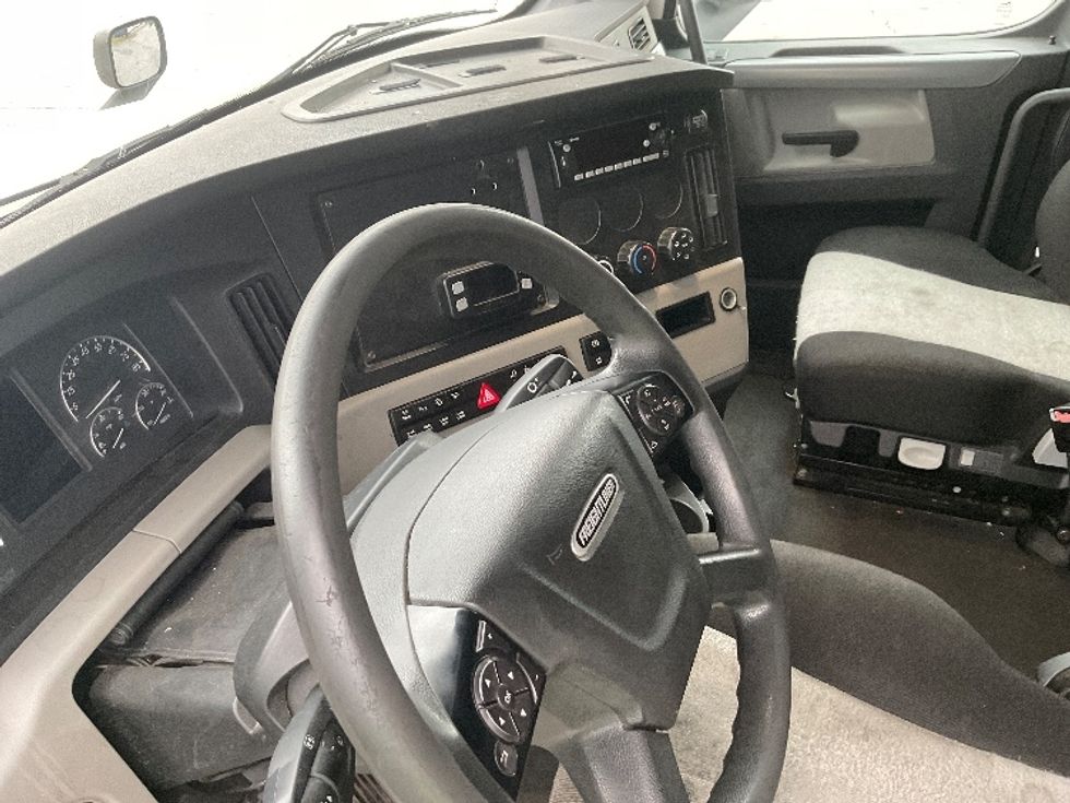 Sleeper Tractor-Heavy Duty Tractors-Freightliner-2020-T12664ST-Chattanooga-TN-498,905\n\t\tmiles-$ 64,750 - Image 10