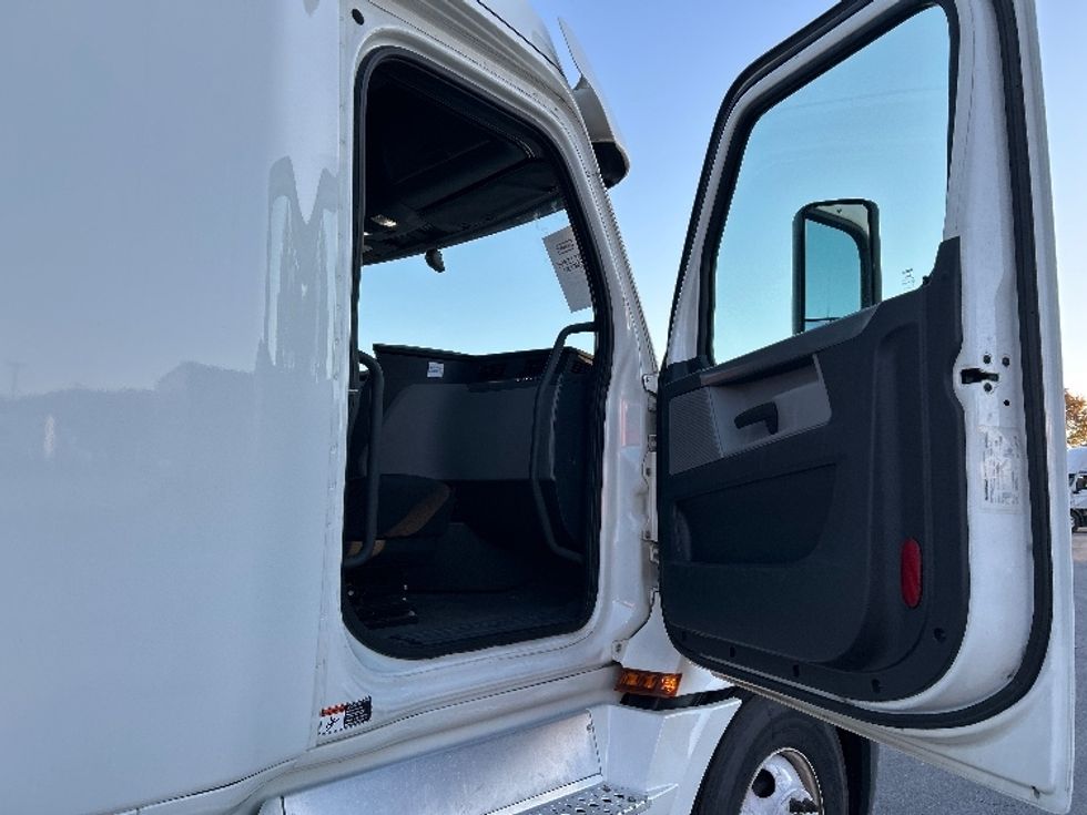 Sleeper Tractor-Heavy Duty Tractors-Freightliner-2020-T12664ST-Chattanooga-TN-498,905\n\t\tmiles-$ 64,750 - Image 13