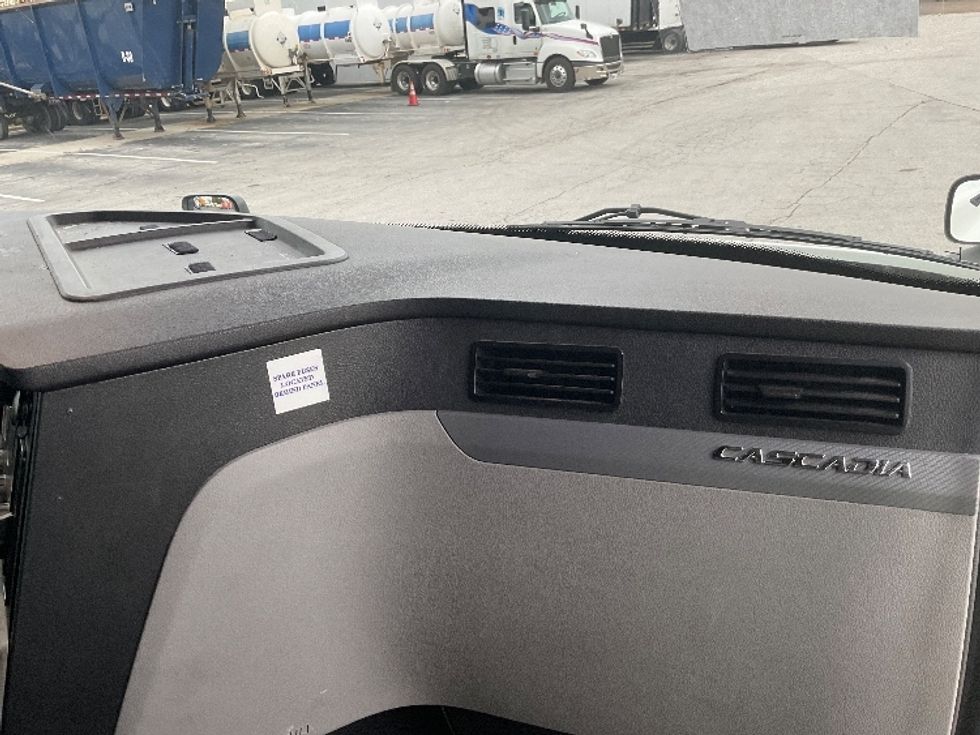 Sleeper Tractor-Heavy Duty Tractors-Freightliner-2020-T12664ST-Chattanooga-TN-498,905\n\t\tmiles-$ 64,750 - Image 14