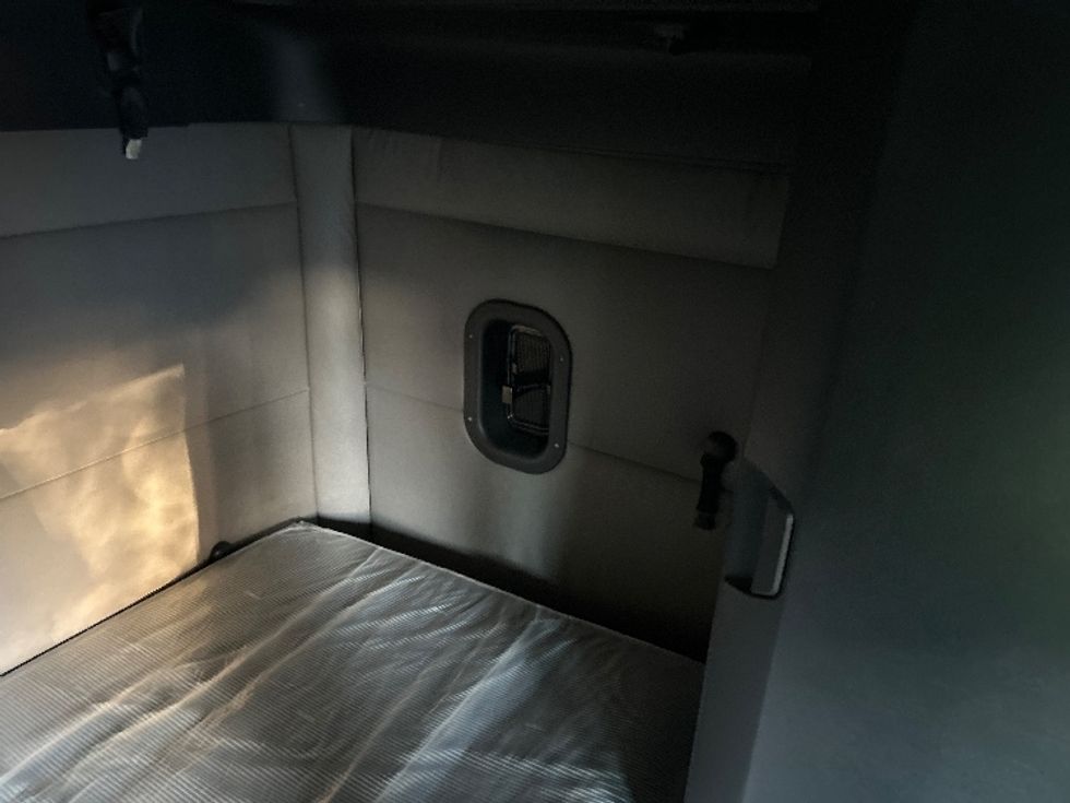 Sleeper Tractor-Heavy Duty Tractors-Freightliner-2020-T12664ST-Chattanooga-TN-498,905\n\t\tmiles-$ 64,750 - Image 18