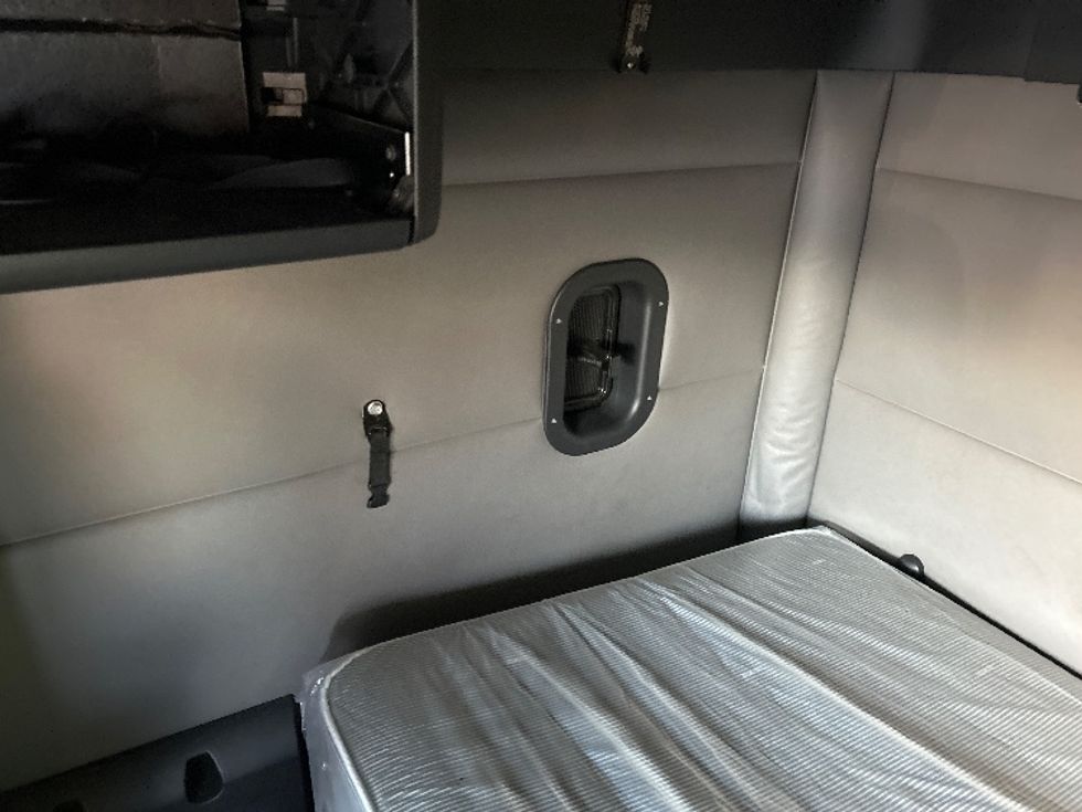 Sleeper Tractor-Heavy Duty Tractors-Freightliner-2020-T12664ST-Chattanooga-TN-498,905\n\t\tmiles-$ 64,750 - Image 19