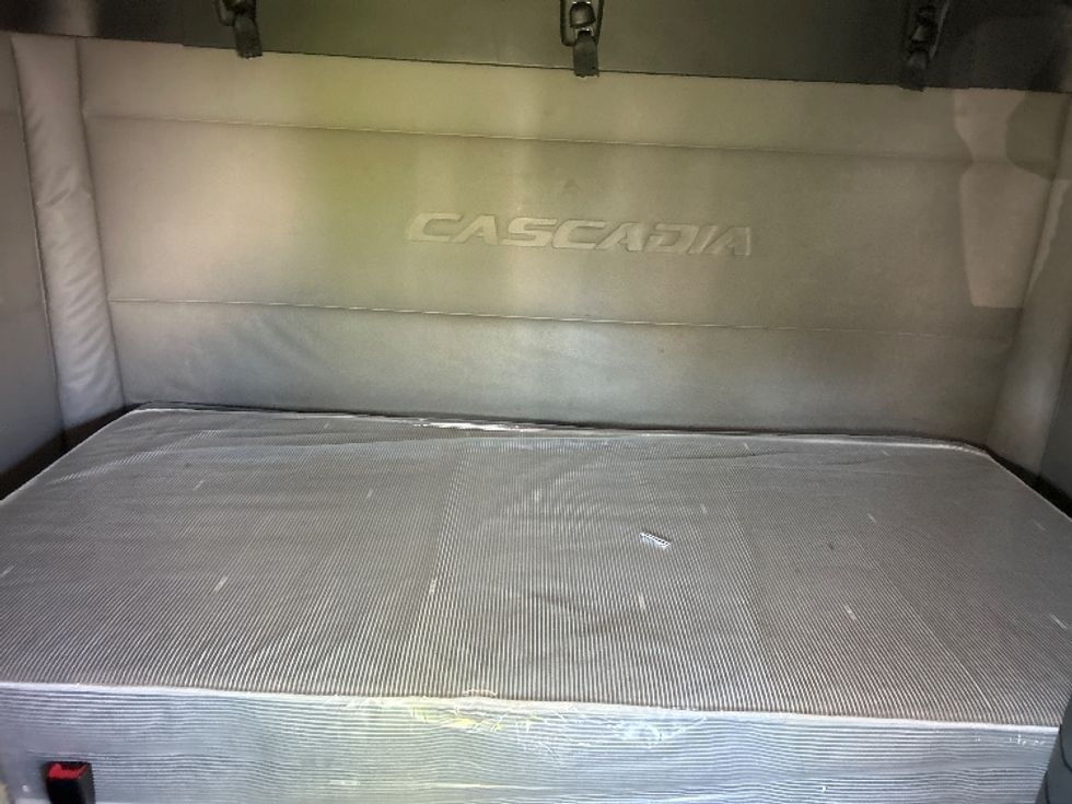 Sleeper Tractor-Heavy Duty Tractors-Freightliner-2020-T12664ST-Chattanooga-TN-563,398\n\t\tmiles-$ 57,250 - Image 16