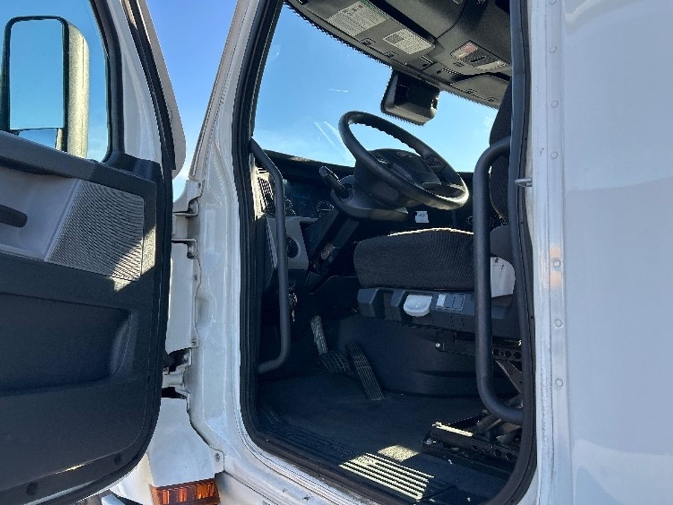 Sleeper Tractor-Heavy Duty Tractors-Freightliner-2020-T12664ST-Chattanooga-TN-563,398\n\t\tmiles-$ 57,250 - Image 9