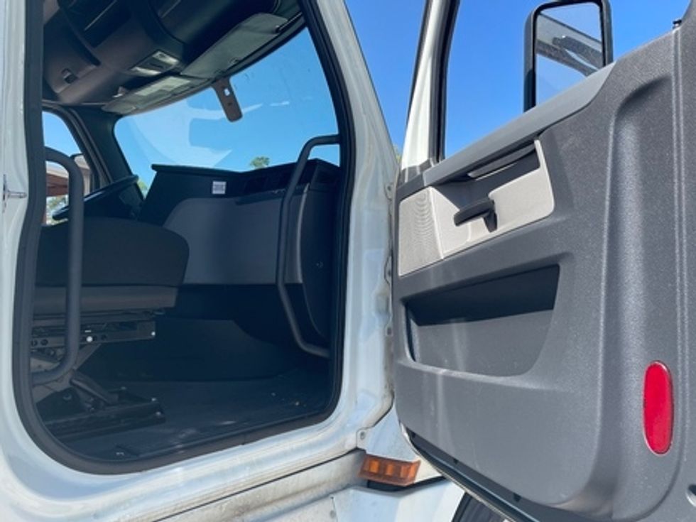 Sleeper Tractor-Heavy Duty Tractors-Freightliner-2020-T12664ST-Chester-VA-591,348\n\t\tmiles-$ 50,000 - Image 10