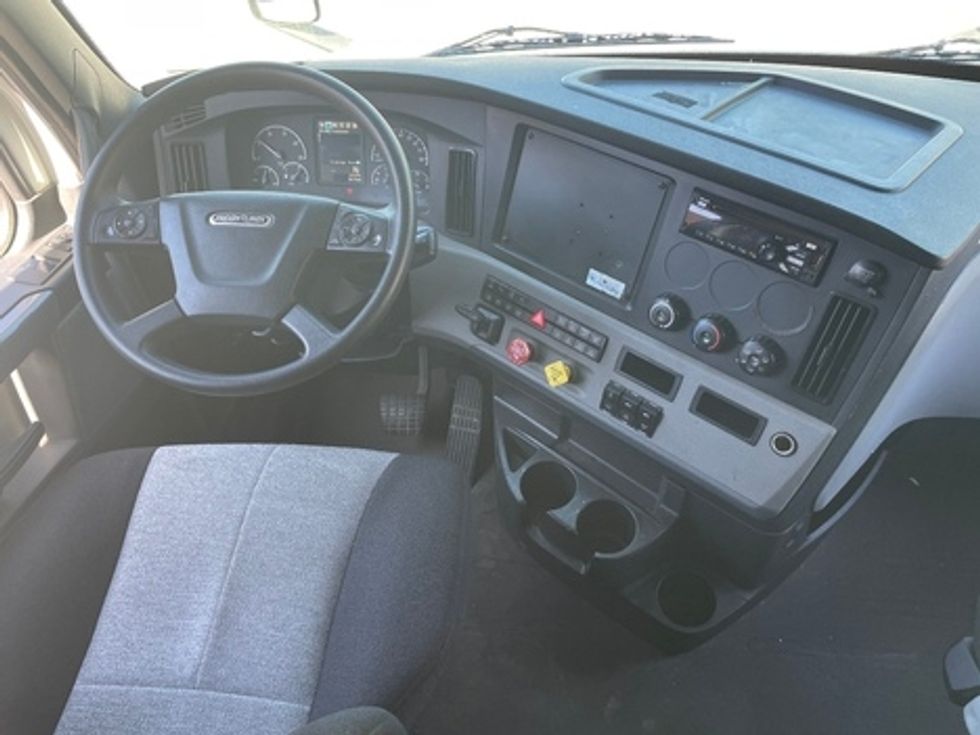 Sleeper Tractor-Heavy Duty Tractors-Freightliner-2020-T12664ST-Chester-VA-591,348\n\t\tmiles-$ 50,000 - Image 15