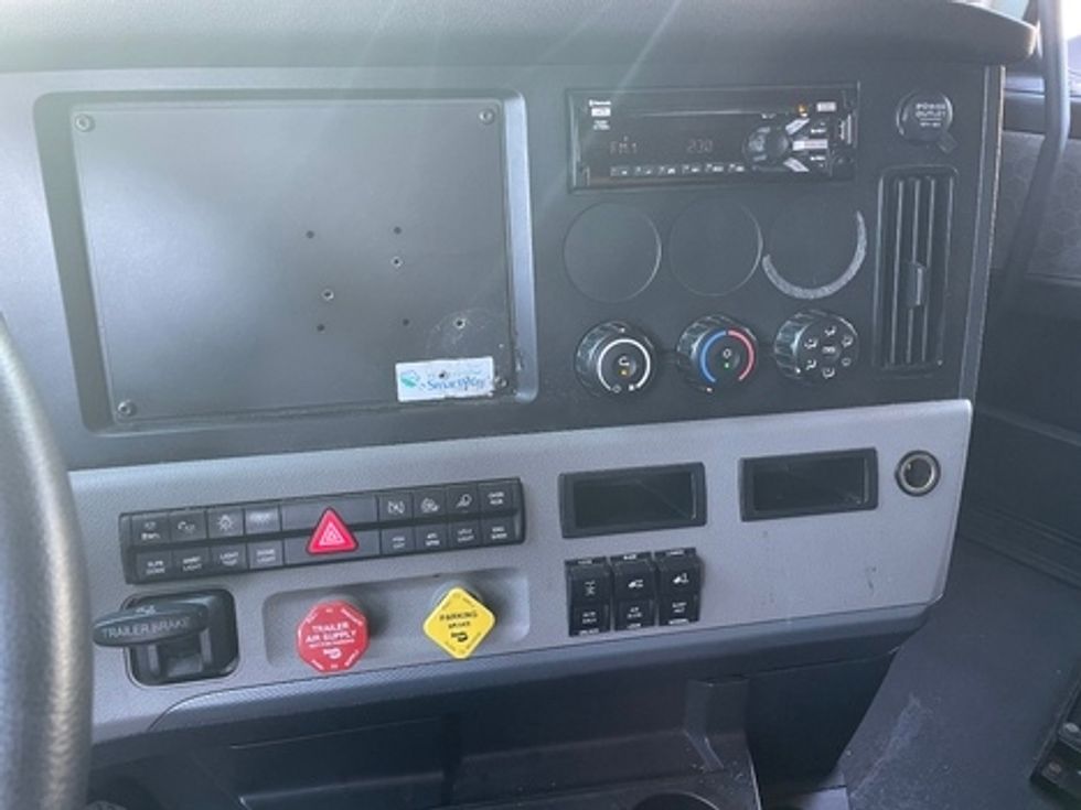 Sleeper Tractor-Heavy Duty Tractors-Freightliner-2020-T12664ST-Chester-VA-591,348\n\t\tmiles-$ 50,000 - Image 16