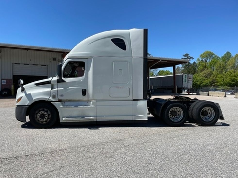 Sleeper Tractor-Heavy Duty Tractors-Freightliner-2020-T12664ST-Chester-VA-591,348\n\t\tmiles-$ 50,000 - Image 2