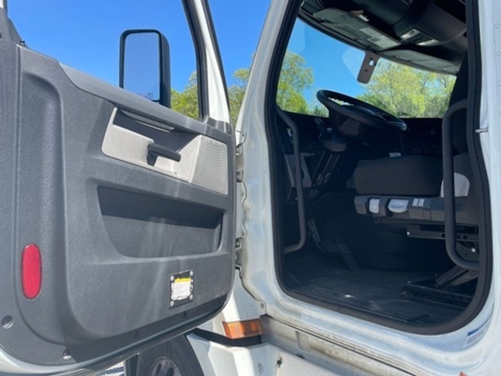 Sleeper Tractor-Heavy Duty Tractors-Freightliner-2020-T12664ST-Chester-VA-591,348\n\t\tmiles-$ 50,000 - Image 9