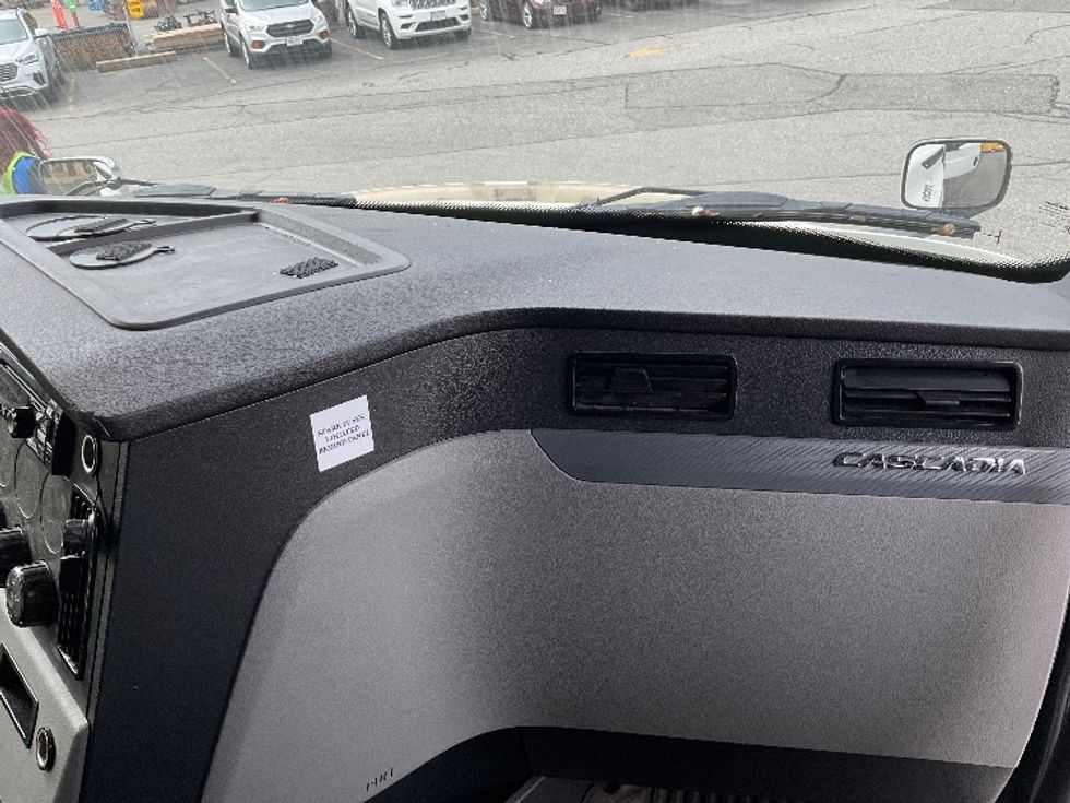 Sleeper Tractor-Heavy Duty Tractors-Freightliner-2020-T12664ST-Chicopee-MA-449,262\n\t\tmiles-$ 65,500 - Image 14