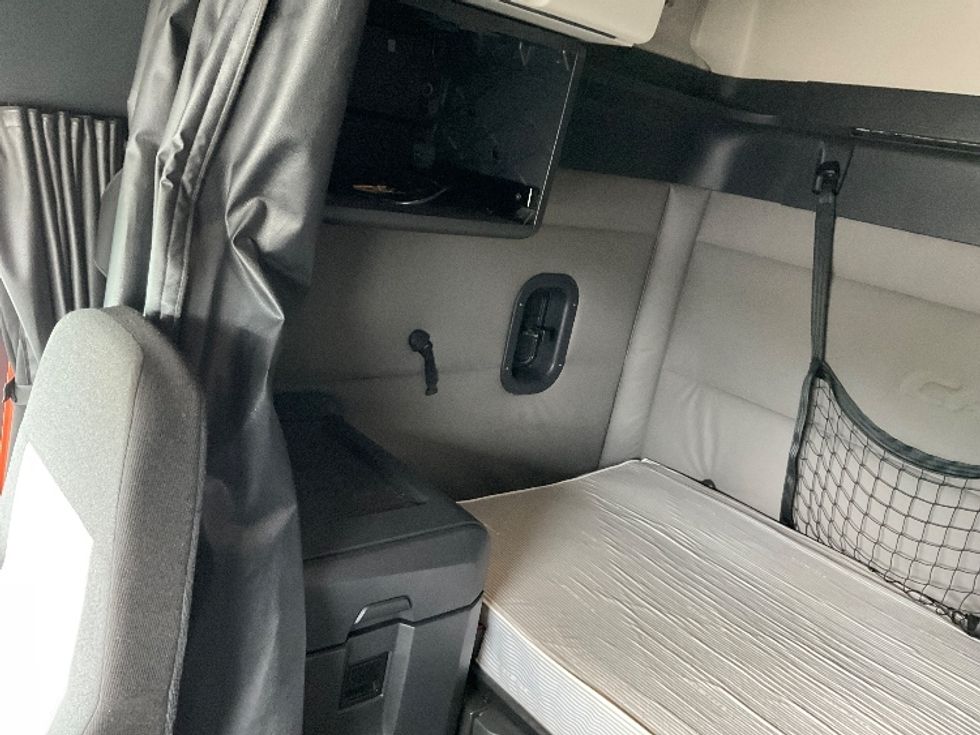 Sleeper Tractor-Heavy Duty Tractors-Freightliner-2020-T12664ST-Chicopee-MA-449,262\n\t\tmiles-$ 65,500 - Image 16