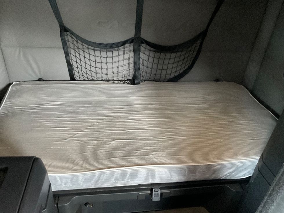 Sleeper Tractor-Heavy Duty Tractors-Freightliner-2020-T12664ST-Chicopee-MA-449,262\n\t\tmiles-$ 65,500 - Image 17