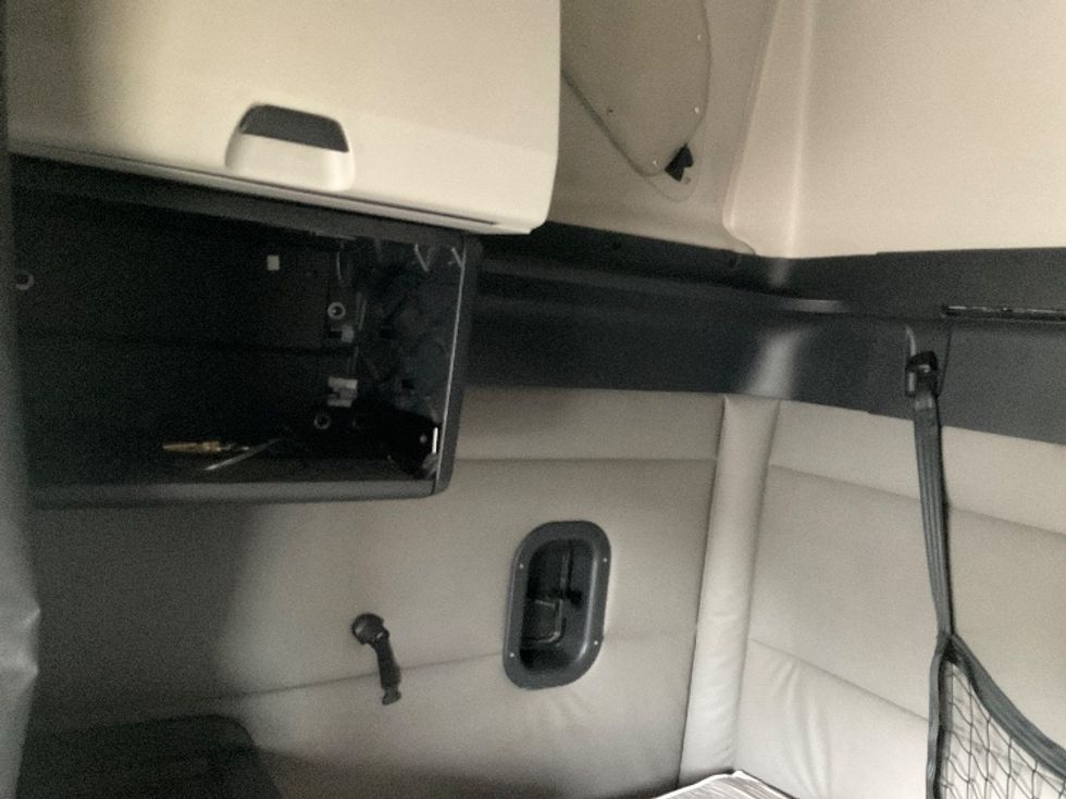 Sleeper Tractor-Heavy Duty Tractors-Freightliner-2020-T12664ST-Chicopee-MA-449,262\n\t\tmiles-$ 65,500 - Image 19