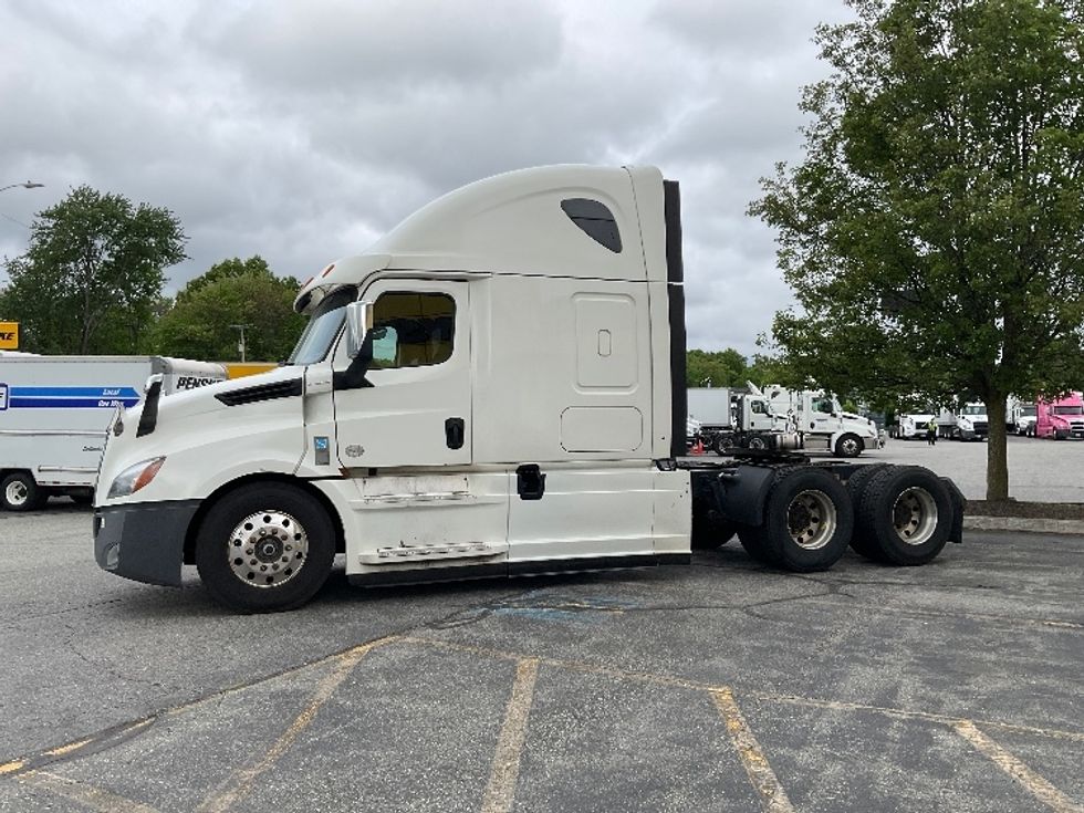 Sleeper Tractor-Heavy Duty Tractors-Freightliner-2020-T12664ST-Chicopee-MA-449,262\n\t\tmiles-$ 65,500 - Image 4