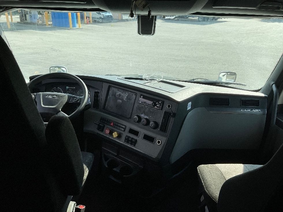 Sleeper Tractor-Heavy Duty Tractors-Freightliner-2020-T12664ST-Chicopee-MA-492,491\n\t\tmiles-$ 62,750 - Image 12