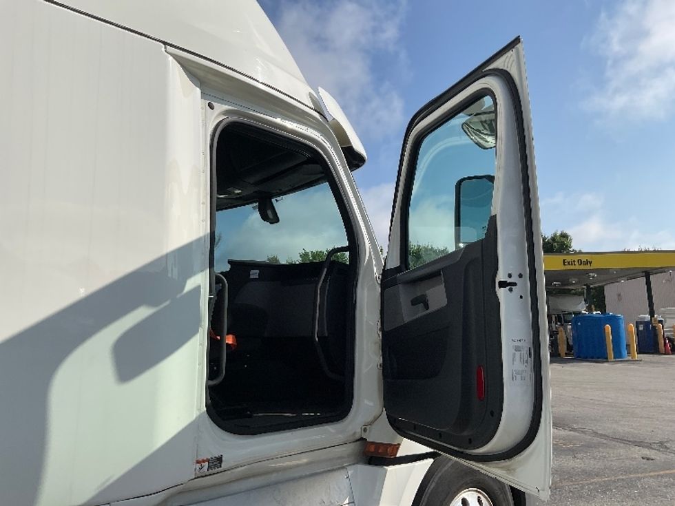 Sleeper Tractor-Heavy Duty Tractors-Freightliner-2020-T12664ST-Chicopee-MA-492,491\n\t\tmiles-$ 62,750 - Image 13