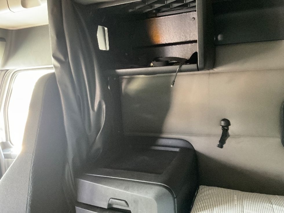 Sleeper Tractor-Heavy Duty Tractors-Freightliner-2020-T12664ST-Chicopee-MA-492,491\n\t\tmiles-$ 62,750 - Image 19