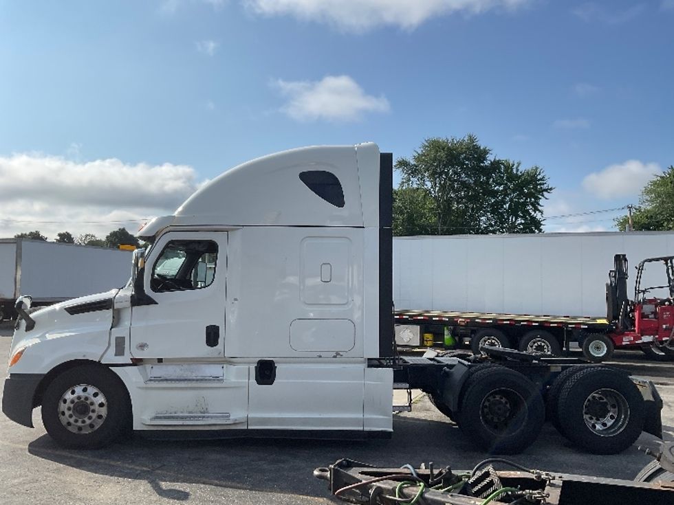 Sleeper Tractor-Heavy Duty Tractors-Freightliner-2020-T12664ST-Chicopee-MA-492,491\n\t\tmiles-$ 62,750 - Image 4