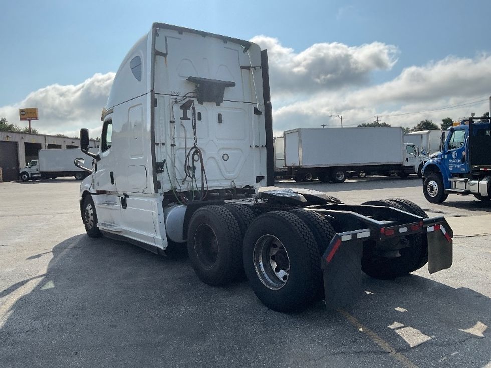 Sleeper Tractor-Heavy Duty Tractors-Freightliner-2020-T12664ST-Chicopee-MA-492,491\n\t\tmiles-$ 62,750 - Image 5