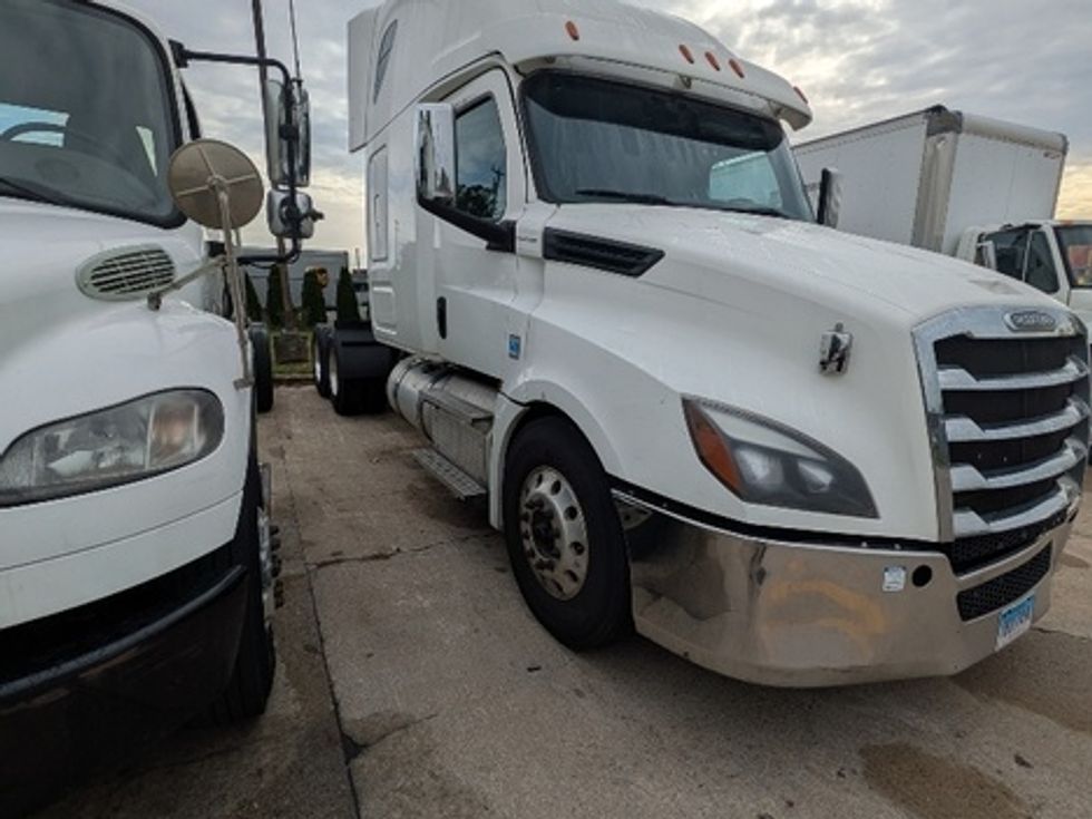 Sleeper Tractor-Heavy Duty Tractors-Freightliner-2020-T12664ST-Chicopee-MA-672,385\n\t\tmiles-$ 45,500 - Image 1