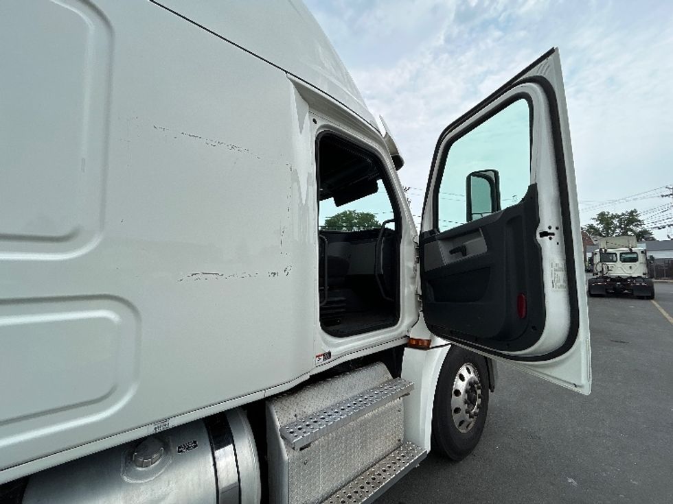 Sleeper Tractor-Heavy Duty Tractors-Freightliner-2020-T12664ST-Chicopee-MA-672,385\n\t\tmiles-$ 45,500 - Image 10