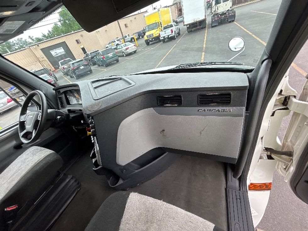 Sleeper Tractor-Heavy Duty Tractors-Freightliner-2020-T12664ST-Chicopee-MA-672,385\n\t\tmiles-$ 45,500 - Image 11