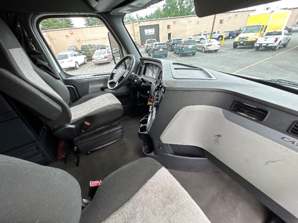 Sleeper Tractor-Heavy Duty Tractors-Freightliner-2020-T12664ST-Chicopee-MA-672,385\n\t\tmiles-$ 45,500 - Image 12