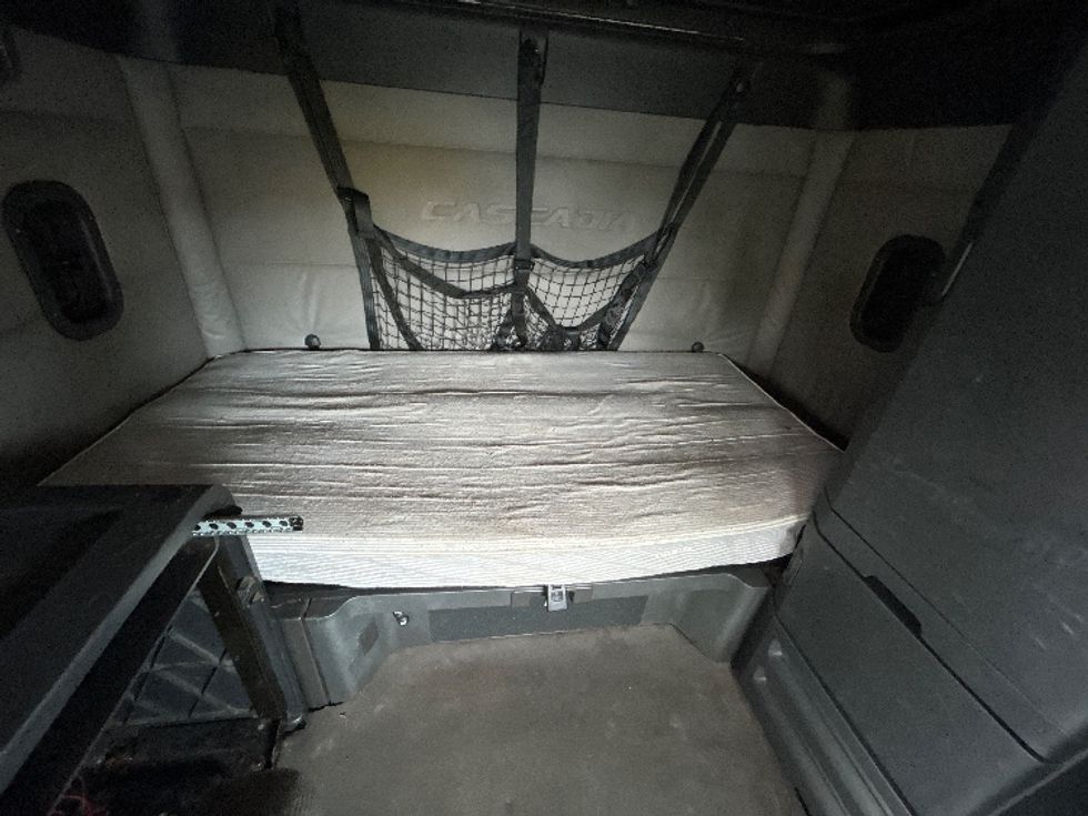 Sleeper Tractor-Heavy Duty Tractors-Freightliner-2020-T12664ST-Chicopee-MA-672,385\n\t\tmiles-$ 45,500 - Image 13