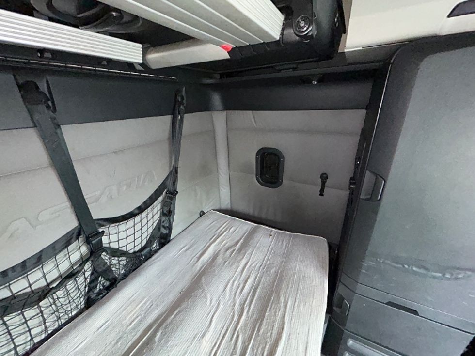 Sleeper Tractor-Heavy Duty Tractors-Freightliner-2020-T12664ST-Chicopee-MA-672,385\n\t\tmiles-$ 45,500 - Image 15