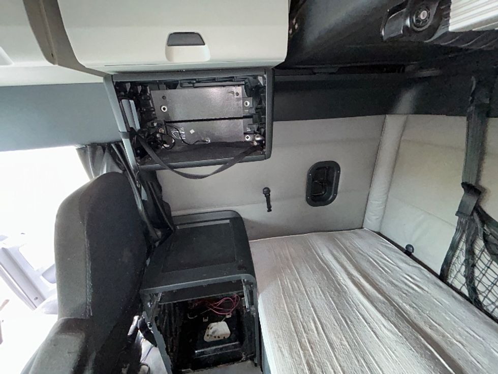 Sleeper Tractor-Heavy Duty Tractors-Freightliner-2020-T12664ST-Chicopee-MA-672,385\n\t\tmiles-$ 45,500 - Image 16