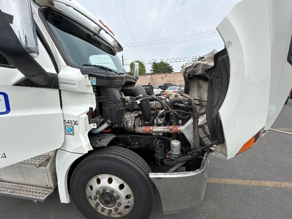 Sleeper Tractor-Heavy Duty Tractors-Freightliner-2020-T12664ST-Chicopee-MA-672,385\n\t\tmiles-$ 45,500 - Image 17