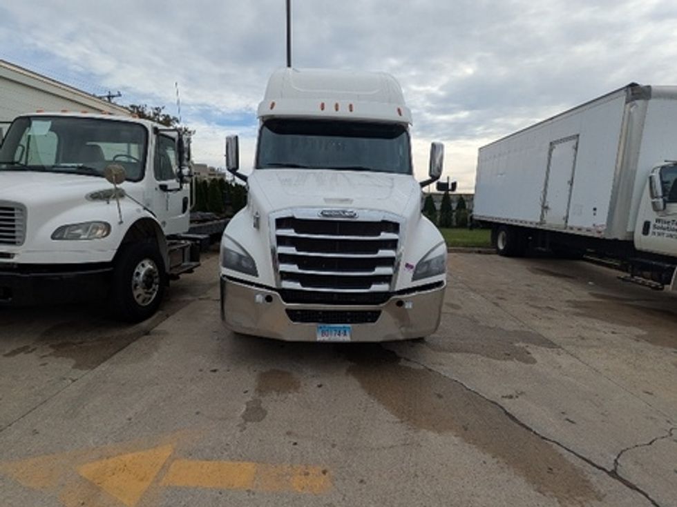 Sleeper Tractor-Heavy Duty Tractors-Freightliner-2020-T12664ST-Chicopee-MA-672,385\n\t\tmiles-$ 45,500 - Image 2