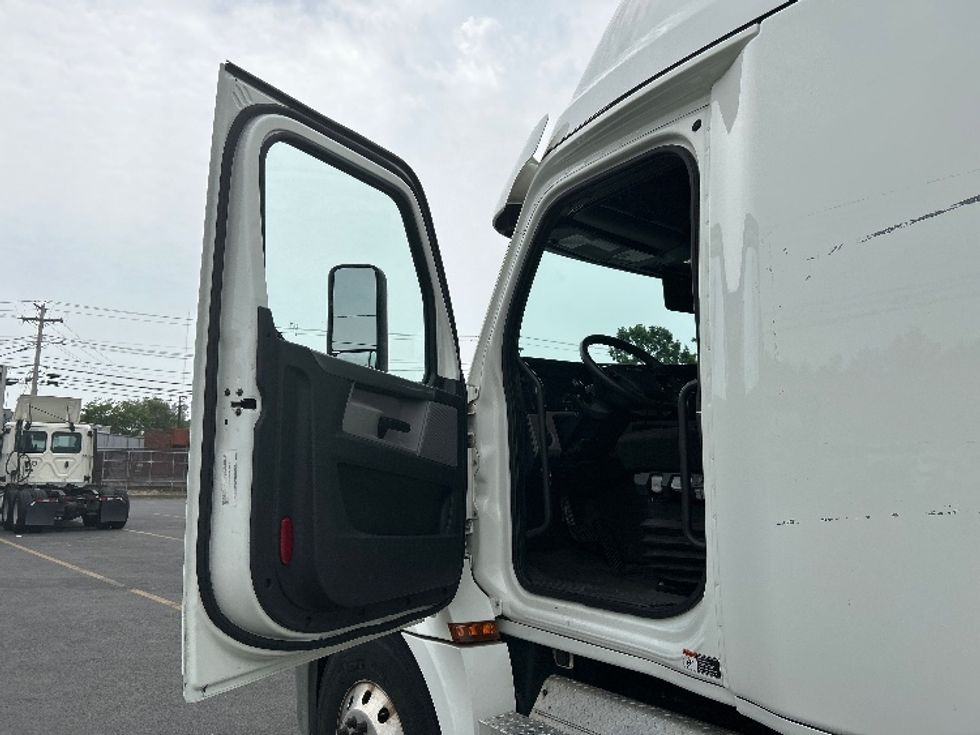 Sleeper Tractor-Heavy Duty Tractors-Freightliner-2020-T12664ST-Chicopee-MA-672,385\n\t\tmiles-$ 45,500 - Image 6
