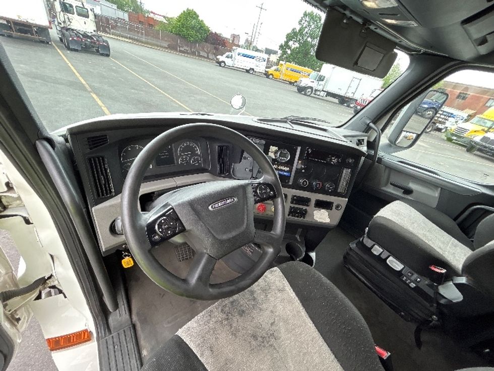 Sleeper Tractor-Heavy Duty Tractors-Freightliner-2020-T12664ST-Chicopee-MA-672,385\n\t\tmiles-$ 45,500 - Image 7