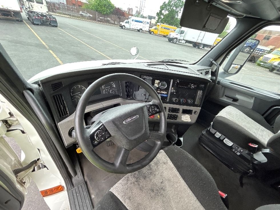 Sleeper Tractor-Heavy Duty Tractors-Freightliner-2020-T12664ST-Chicopee-MA-672,385\n\t\tmiles-$ 45,500 - Image 8