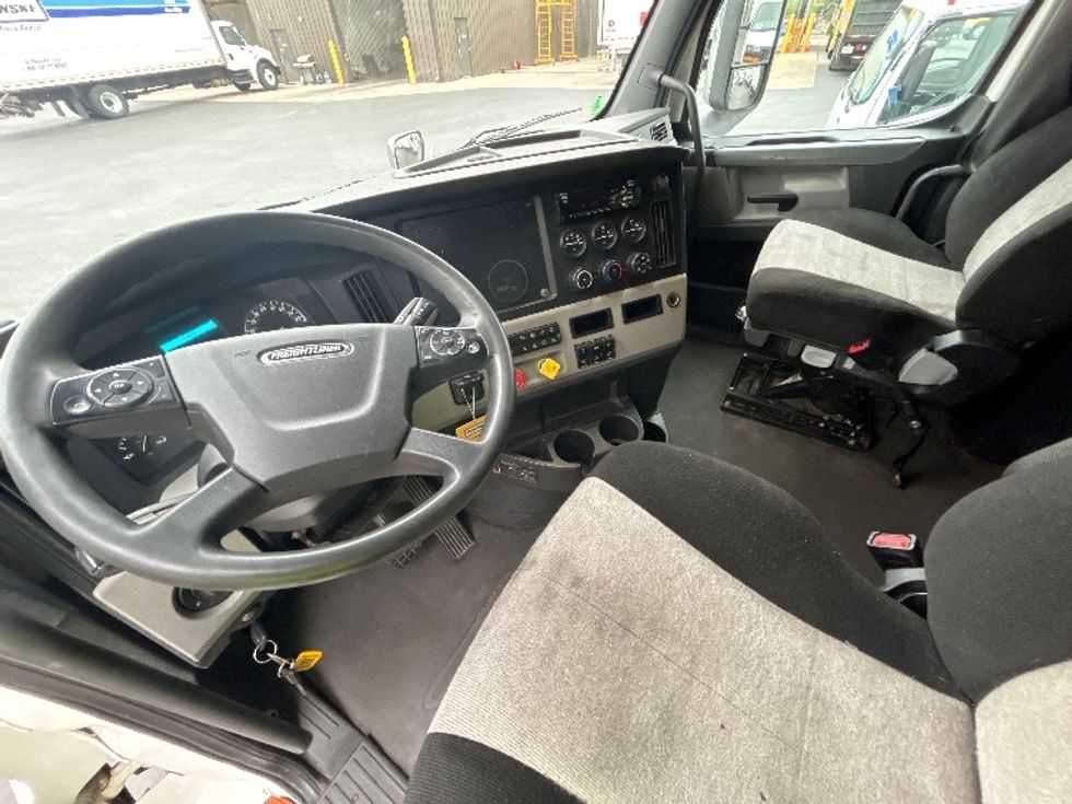 Sleeper Tractor-Heavy Duty Tractors-Freightliner-2020-T12664ST-Clackamas-OR-454,192\n\t\tmiles-$ 71,750 - Image 10