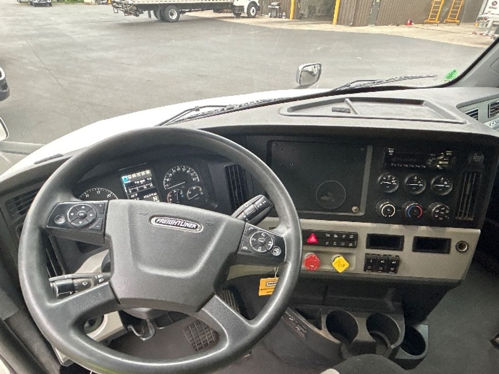 Sleeper Tractor-Heavy Duty Tractors-Freightliner-2020-T12664ST-Clackamas-OR-454,192\n\t\tmiles-$ 71,750 - Image 11