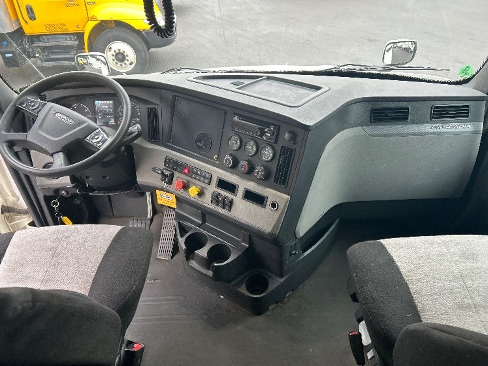Sleeper Tractor-Heavy Duty Tractors-Freightliner-2020-T12664ST-Clackamas-OR-454,192\n\t\tmiles-$ 71,750 - Image 12