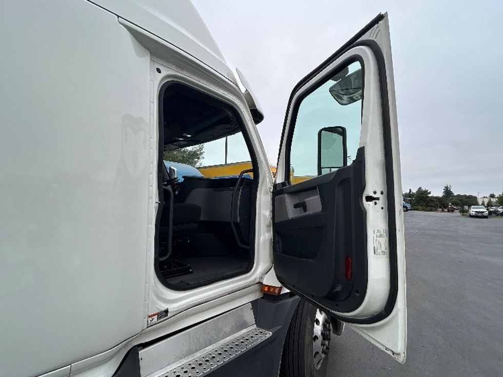 Sleeper Tractor-Heavy Duty Tractors-Freightliner-2020-T12664ST-Clackamas-OR-454,192\n\t\tmiles-$ 71,750 - Image 13