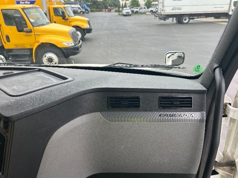 Sleeper Tractor-Heavy Duty Tractors-Freightliner-2020-T12664ST-Clackamas-OR-454,192\n\t\tmiles-$ 71,750 - Image 14