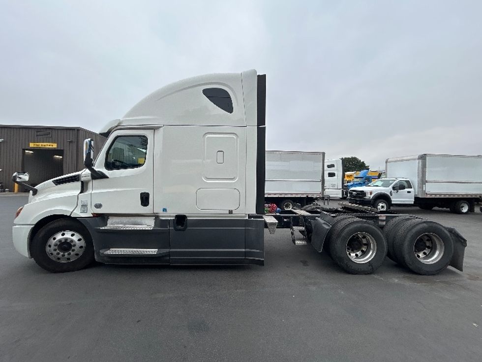 Sleeper Tractor-Heavy Duty Tractors-Freightliner-2020-T12664ST-Clackamas-OR-454,192\n\t\tmiles-$ 71,750 - Image 4