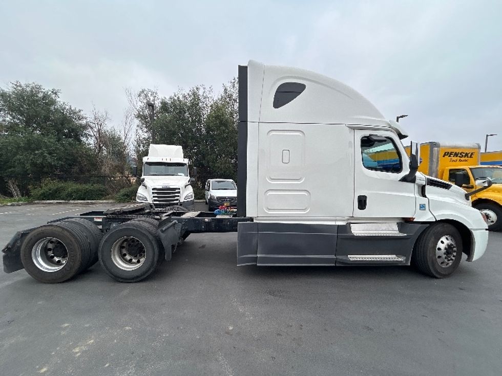 Sleeper Tractor-Heavy Duty Tractors-Freightliner-2020-T12664ST-Clackamas-OR-454,192\n\t\tmiles-$ 71,750 - Image 8