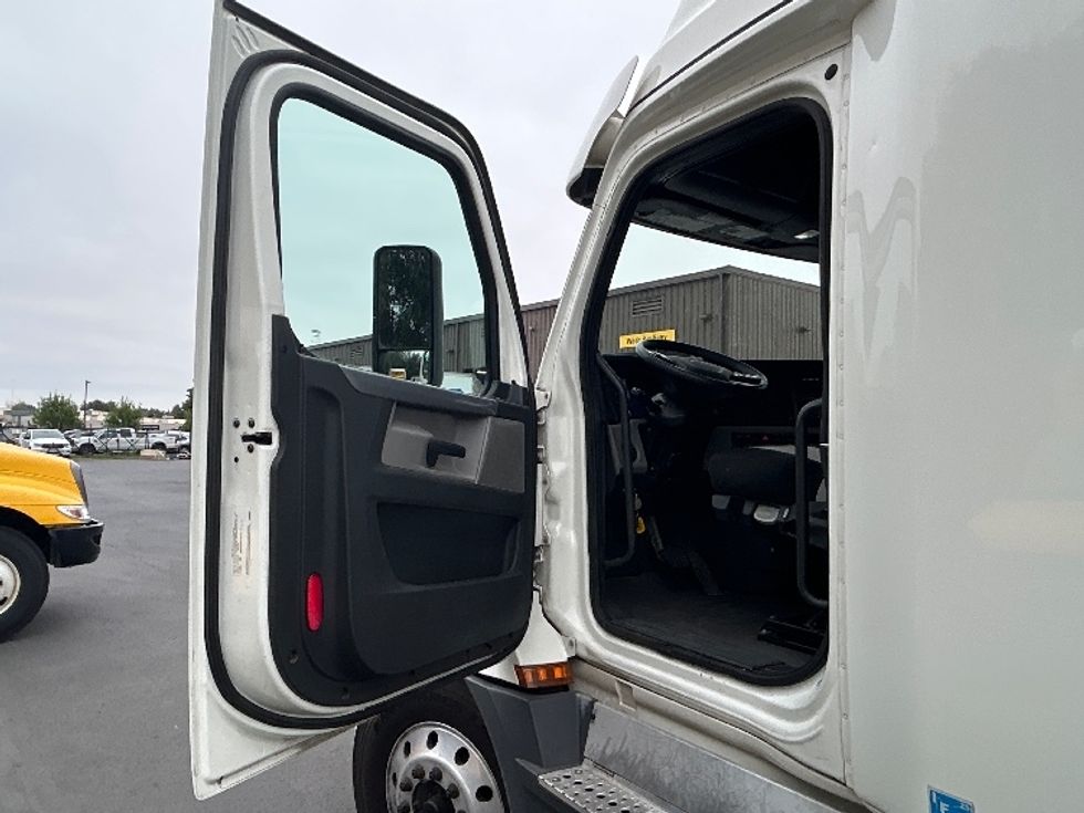 Sleeper Tractor-Heavy Duty Tractors-Freightliner-2020-T12664ST-Clackamas-OR-454,192\n\t\tmiles-$ 71,750 - Image 9