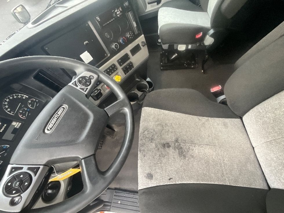 Sleeper Tractor-Heavy Duty Tractors-Freightliner-2020-T12664ST-Clackamas-OR-472,414\n\t\tmiles-$ 70,250 - Image 10