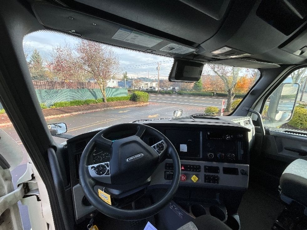 Sleeper Tractor-Heavy Duty Tractors-Freightliner-2020-T12664ST-Clackamas-OR-472,414\n\t\tmiles-$ 70,250 - Image 11