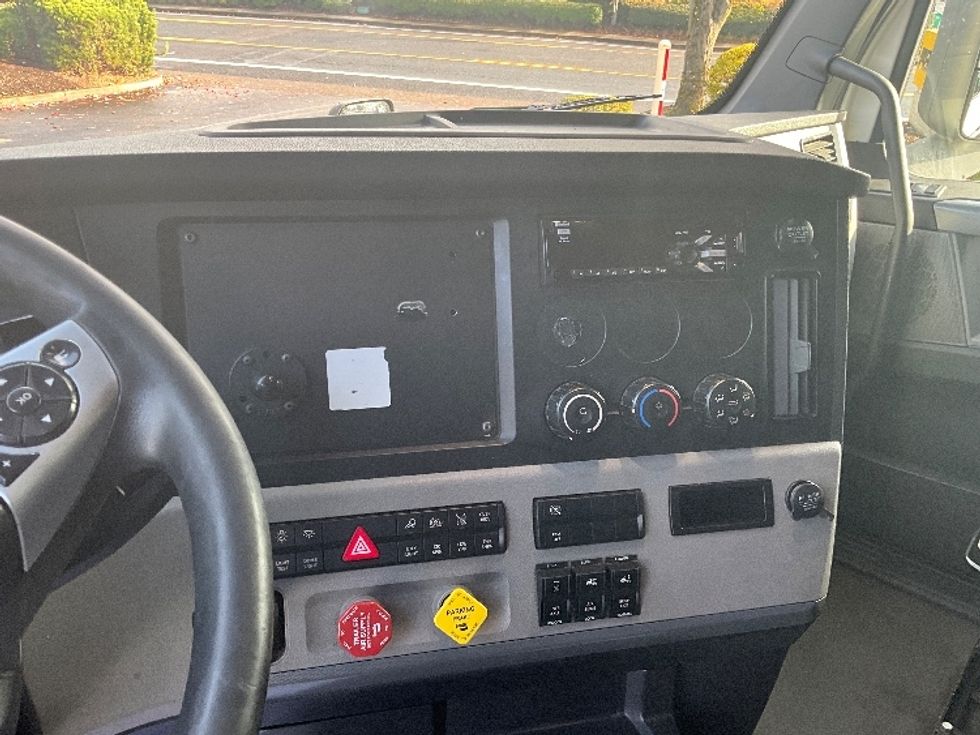 Sleeper Tractor-Heavy Duty Tractors-Freightliner-2020-T12664ST-Clackamas-OR-472,414\n\t\tmiles-$ 70,250 - Image 12